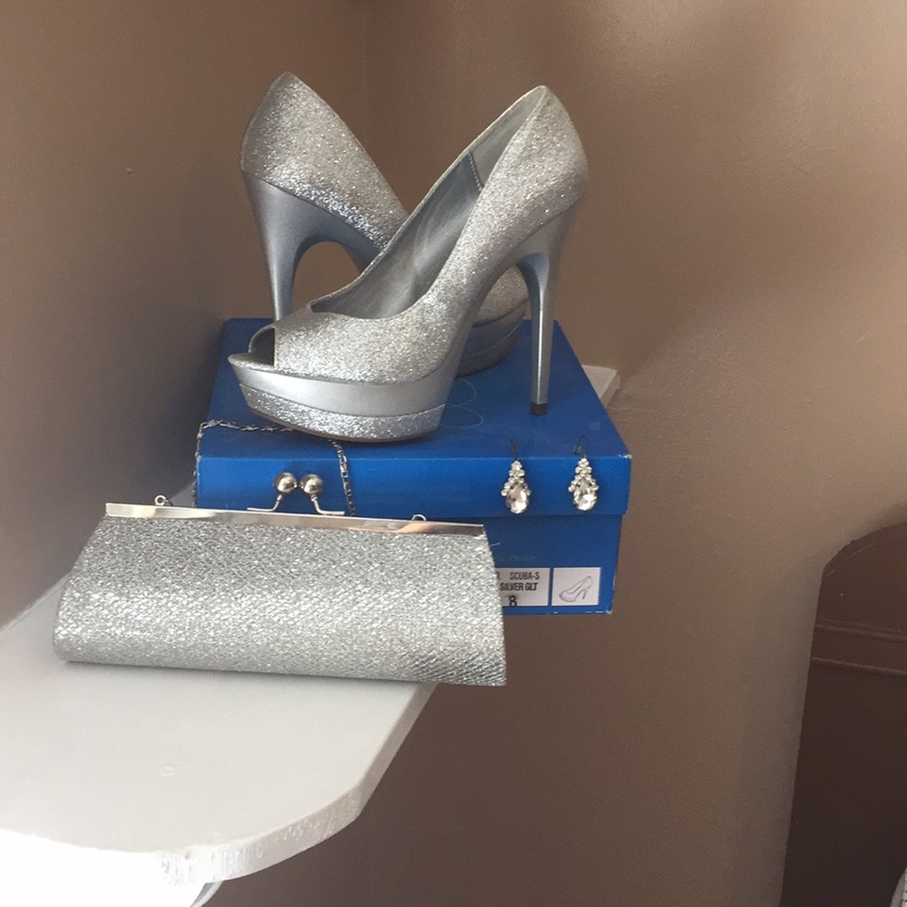 High heels with a matching clutch and earrings